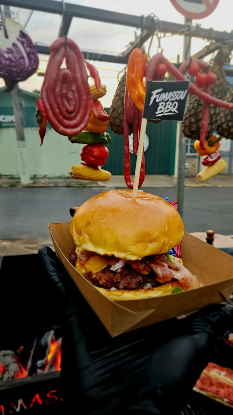 Hambúrguer com queijo preparado na parrilla