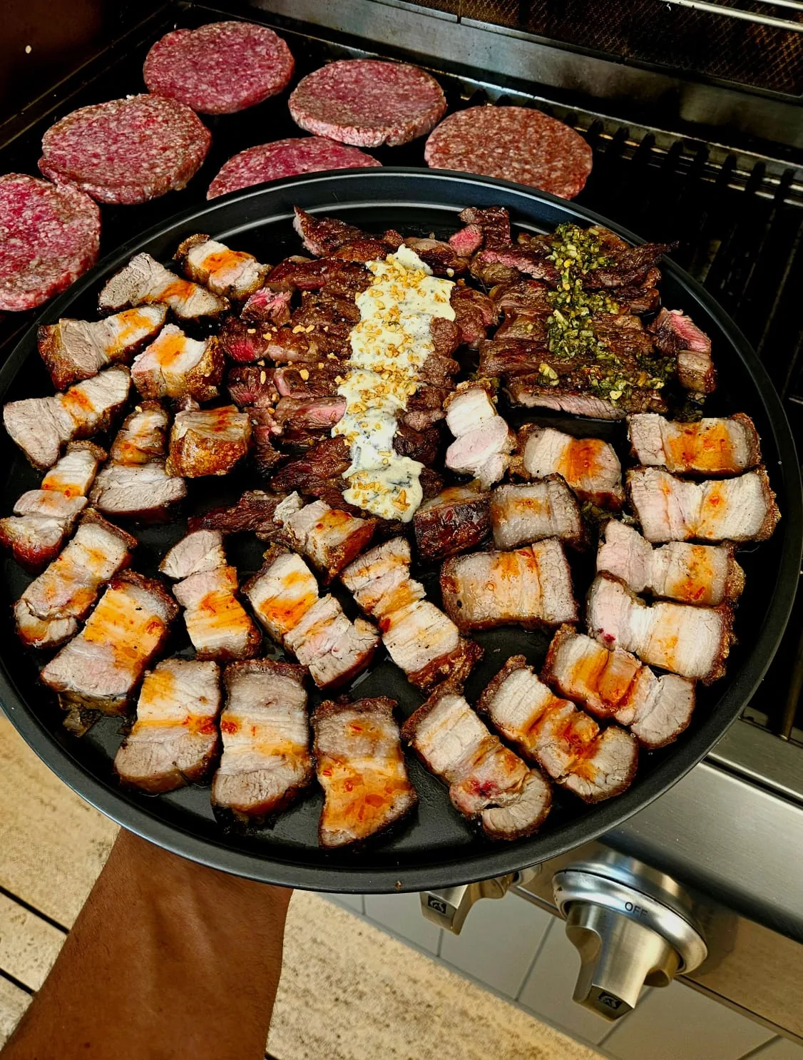 Seleção de espetinhos e carnes assadas na brasa