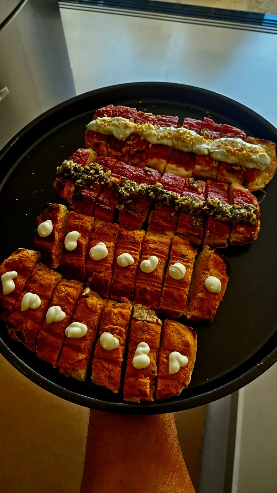 Prato com cortes de carne e acompanhamentos grelhados