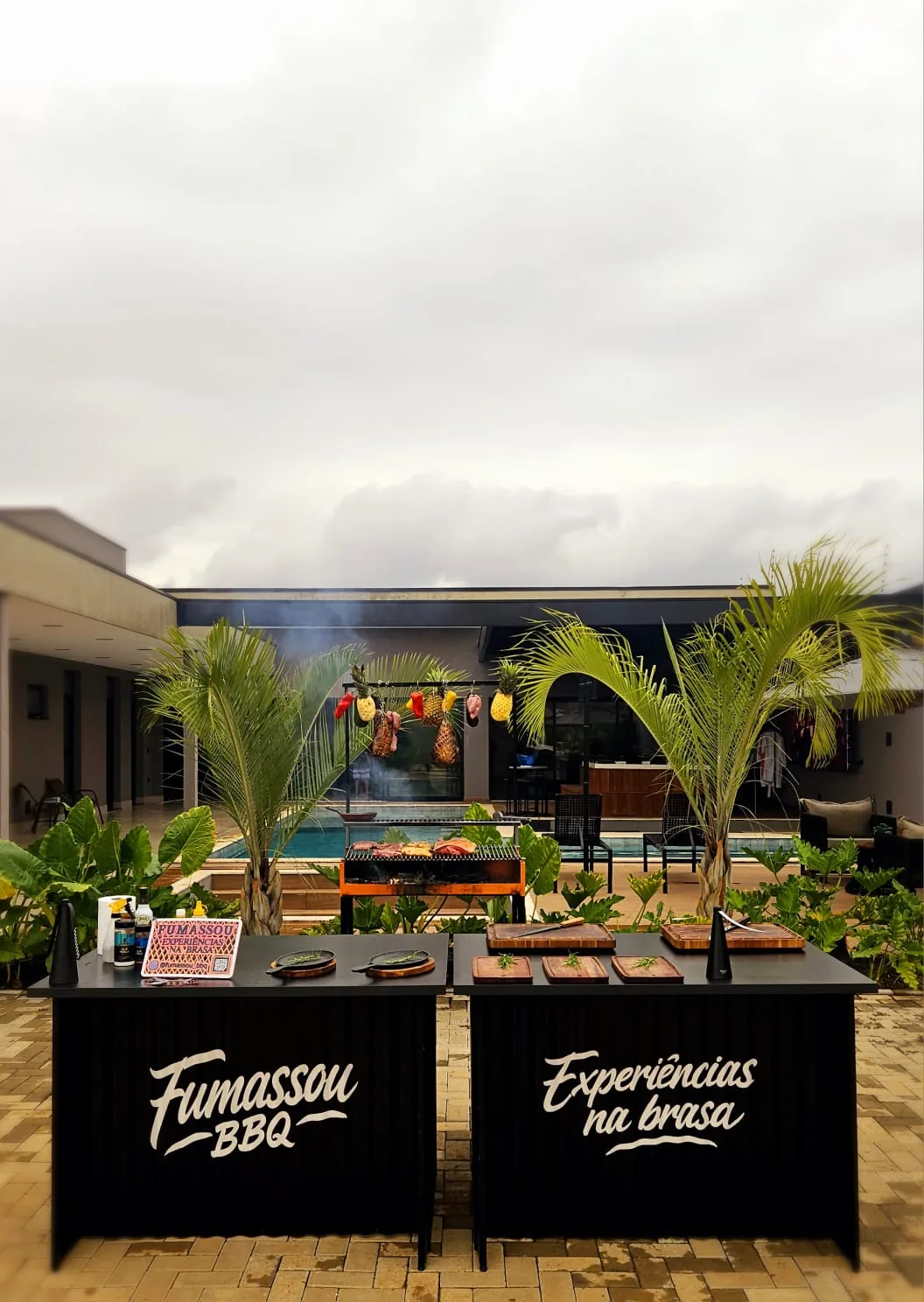 Estrutura de churrasco e atendimento do FUMASSOU BBQ