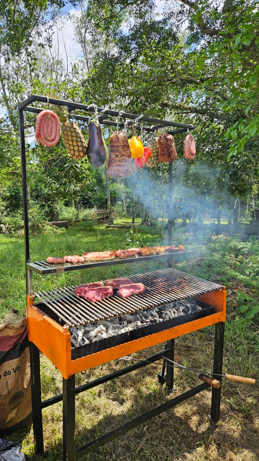 Parrilla com alimentos preparados ao ar livre